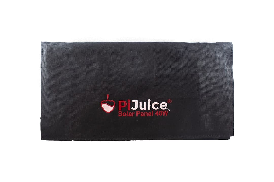 Persona aplicando una bolsa de calor en la zona lumbar mientras está tumbada en un sofá