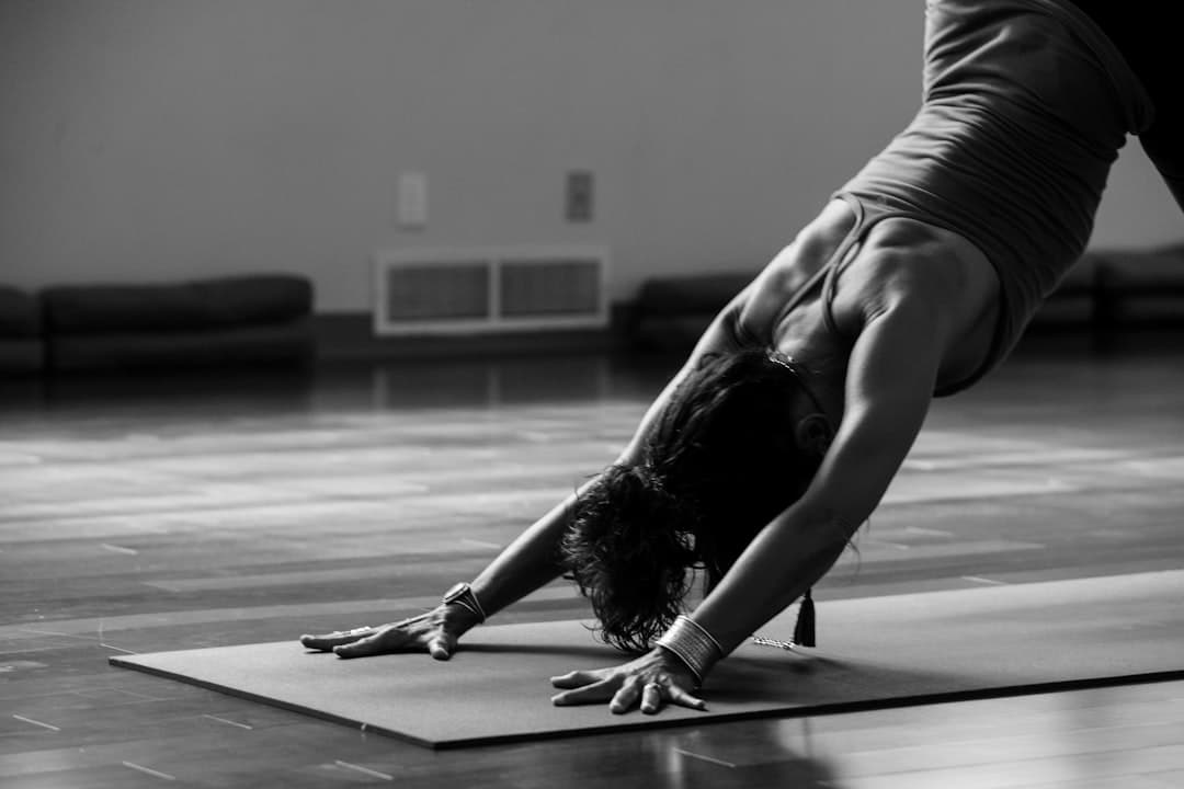Colchoneta de yoga de color azul desplegada sobre el suelo con props de yoga a su lado