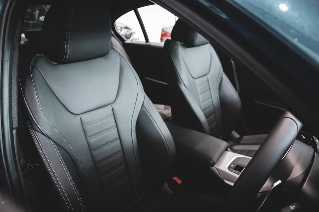 Conductor con postura correcta al volante, asiento bien ajustado y espalda apoyada