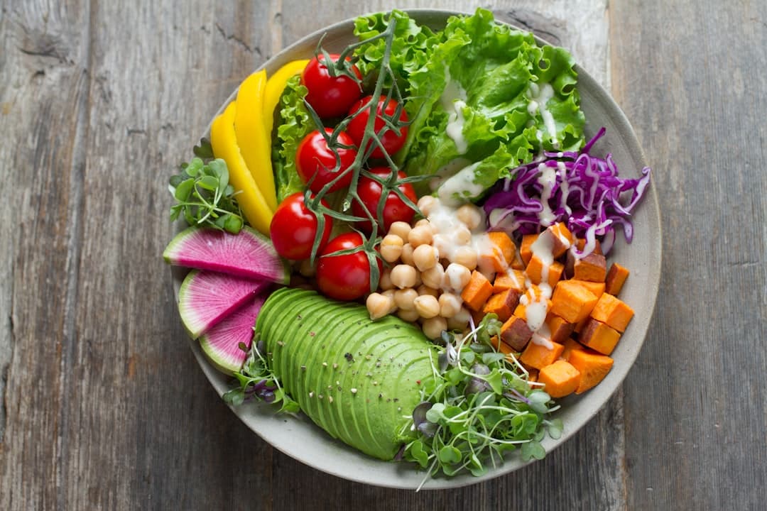 Mesa con alimentos antiinflamatorios: salmón, aguacate, nueces, cúrcuma, verduras y aceite de oliva