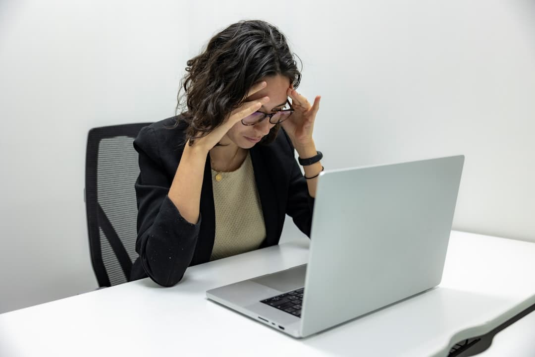 Persona con dolor de cabeza que se lleva la mano a la nuca y la parte posterior del cráneo