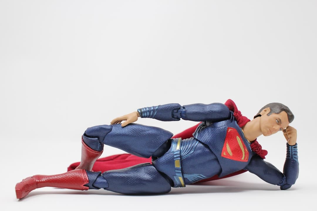 Persona realizando el ejercicio Superman en el suelo sobre una esterilla, con brazos y piernas elevados