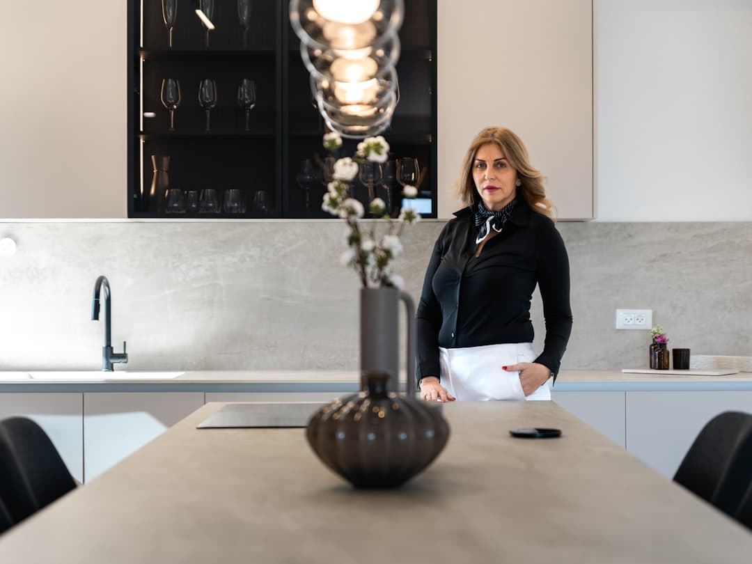 Persona cocinando con postura correcta, espalda recta frente a una encimera a la altura adecuada