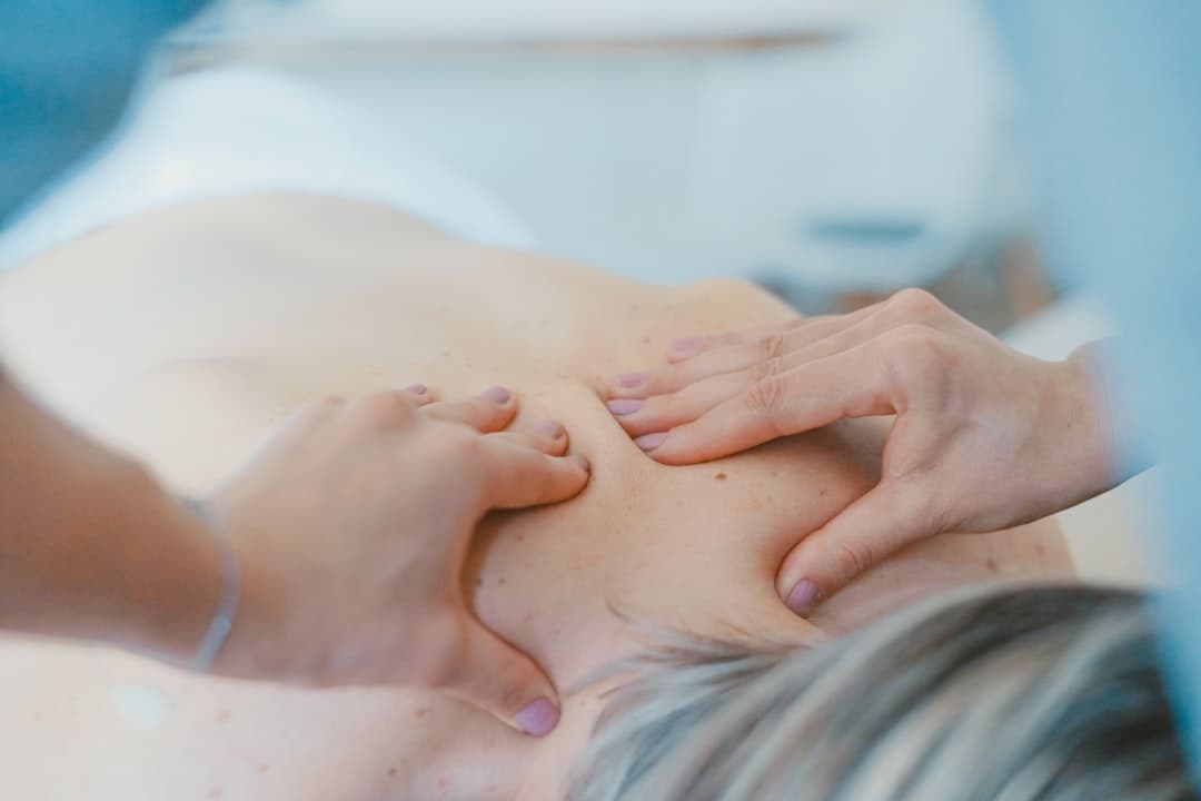 Fisioterapeuta realizando un masaje de tejido profundo en la zona lumbar de un paciente