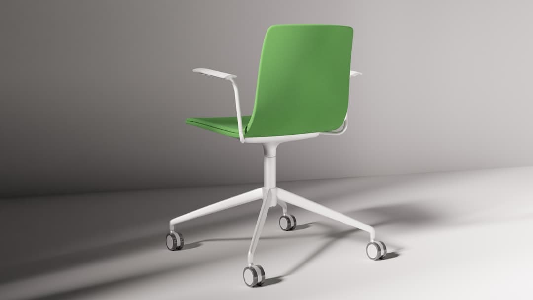 Silla ergonómica de oficina de gama media junto a un escritorio bien iluminado