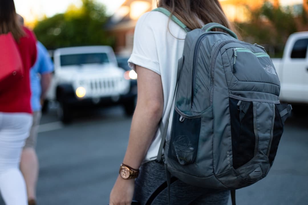 Persona ajustando correctamente los tirantes de una mochila ergonómica de dos asas
