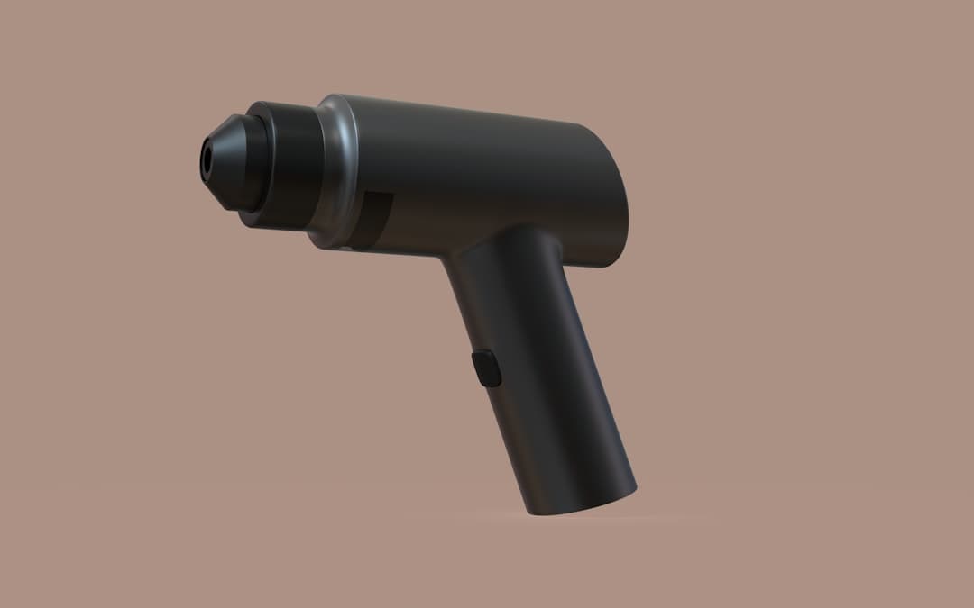 Pistola de masaje percutivo aplicada sobre la zona de los trapecios de una persona
