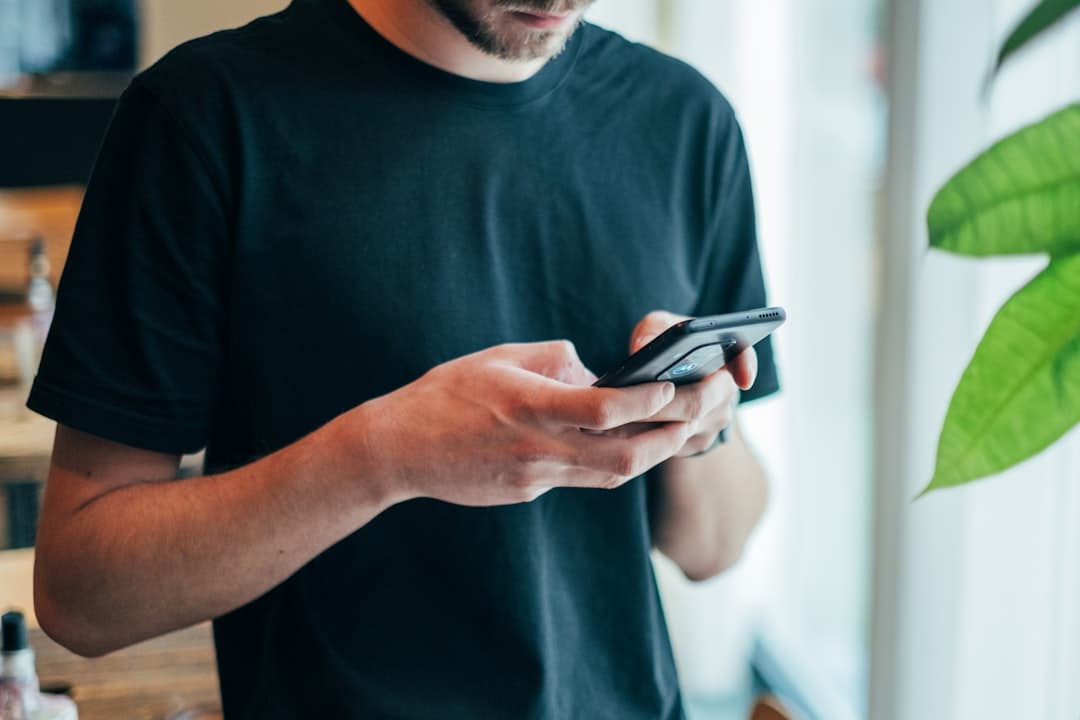 Persona mirando el móvil con la cabeza inclinada hacia abajo, ilustrando el text neck