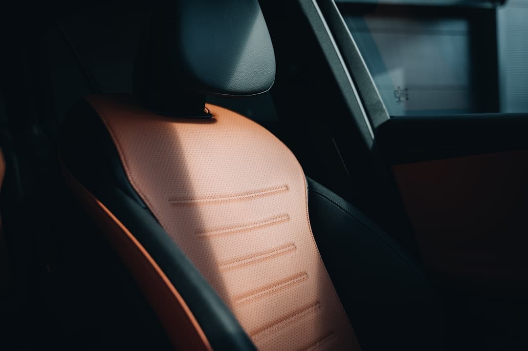 Soporte lumbar instalado en el asiento del conductor de un coche, vista lateral