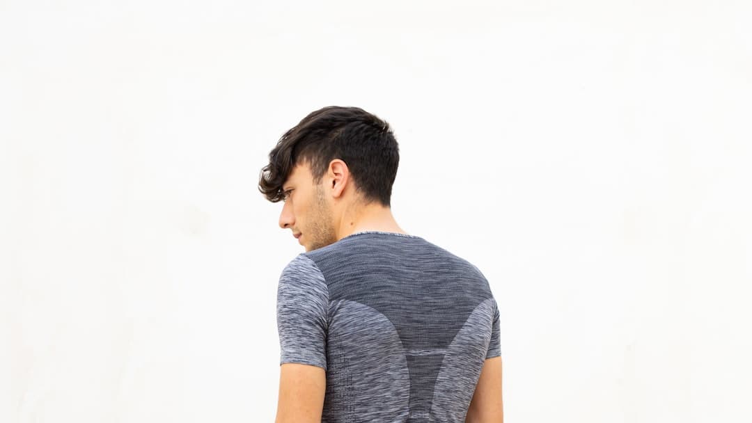 Corrector de postura y faja lumbar colocados sobre una superficie blanca