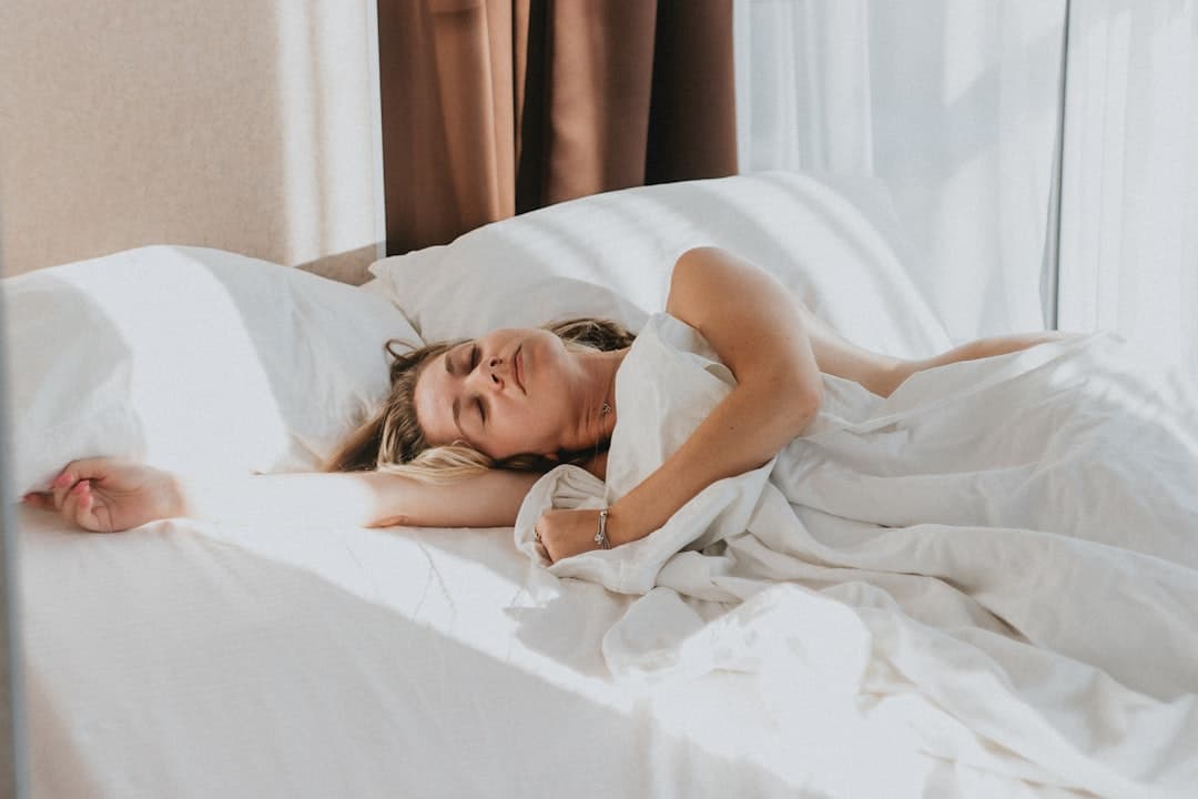 Persona durmiendo de lado en postura correcta con almohada entre las rodillas y columna alineada